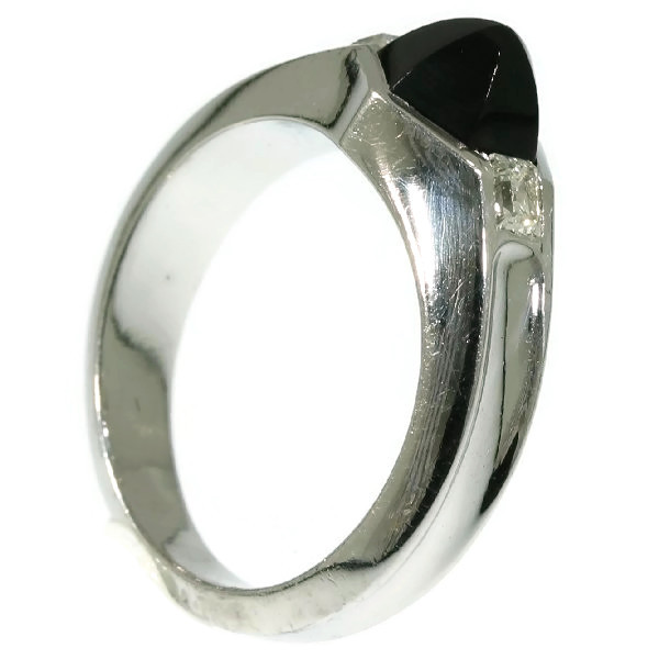 Modest and yet refined Art Deco platinum ring with onyx and carre diamonds